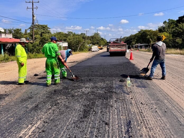 Rocío Nahle supervisa avances en obras carreteras del Papaloapan y Los Tuxtlas