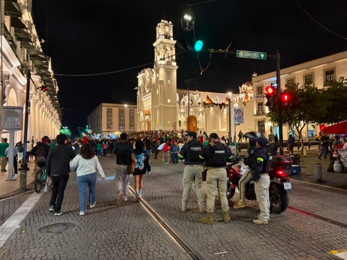 Con pirotecnia y sin autos, celebran triunfo de Selección Mexicana de Fútbol en Xalapa
