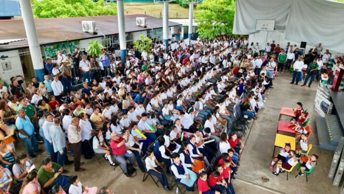 Ninguna escuela quedará fuera del programa de mobiliario: Rocío Nahle García