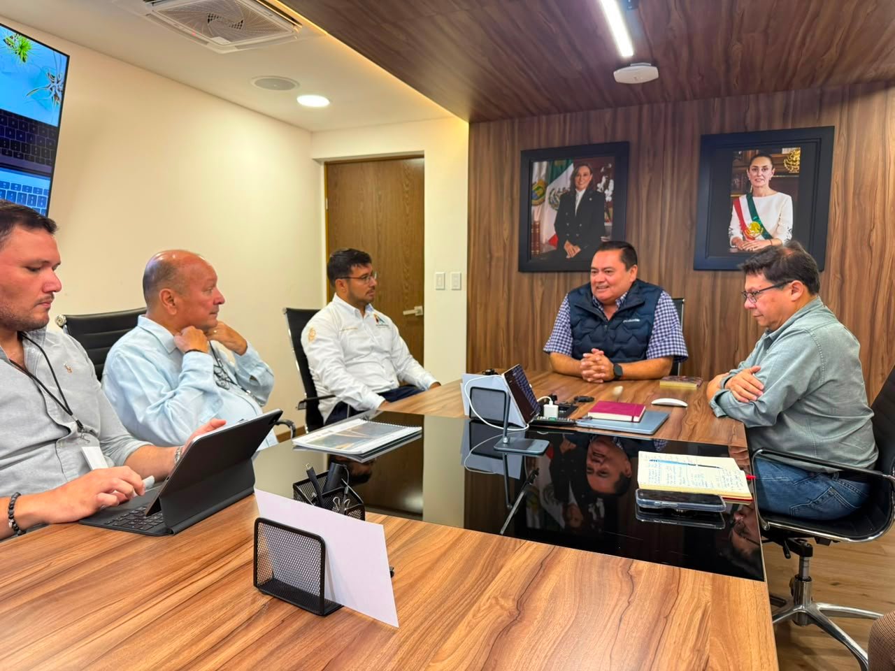 Presidente municipal de Alvarado se reúne con el secretario de la SIOP, Ing. Leonardo Cornejo Serrano