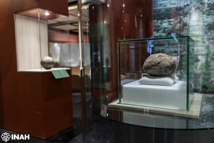 Por primera vez, exhiben pelota de hule con más de 3,600 años de antigüedad, proveniente de Veracruz
