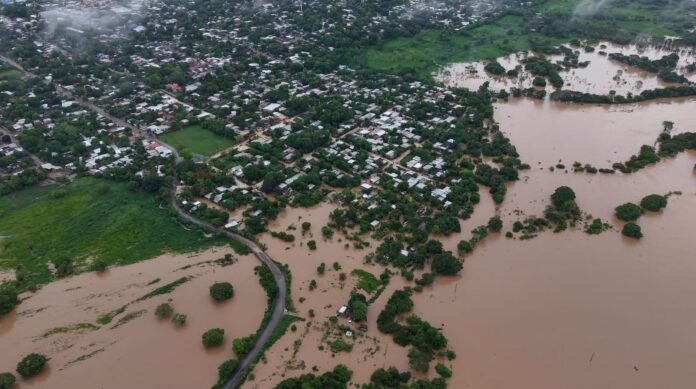 Activan plan de emergencia en Isla por graves inundaciones; piden apoyo al Ejército Mexicano