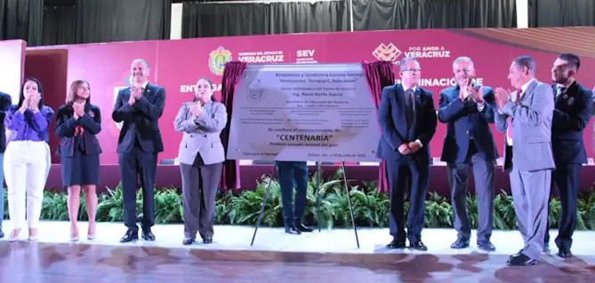 Recibe la Benemérita Escuela Normal Veracruzana denominación de Centenaria