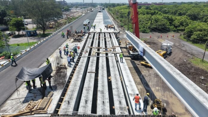 Concluye instalación de trabes del distribuidor vial de Veracruz; avanza hacia su etapa final