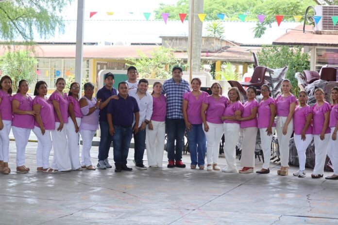 Roberto San Román entrega mobiliario escolar en Tantoyuca en coordinación con el gobierno estatal
