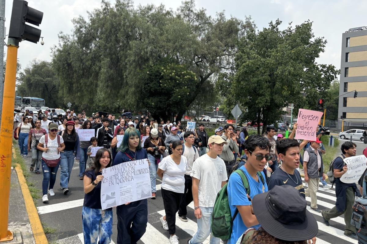 Aspirantes inconformes con examen de admisión de la UNAM marchan en CU