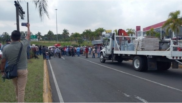 Bloqueo de cuatro horas paraliza el Centro de Córdoba; exigen pago a extrabajadores de Cometra