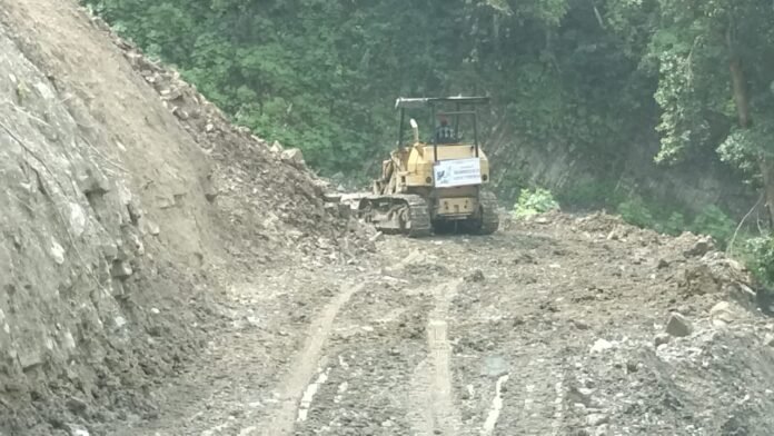 Atiende Centro SICT Veracruz derrumbes en el municipio de Ilamatlán por lluvias recientes