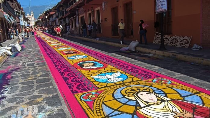 Elaboran monumental alfombra de aserrín en Xico por festejos de Santa María Magdalena