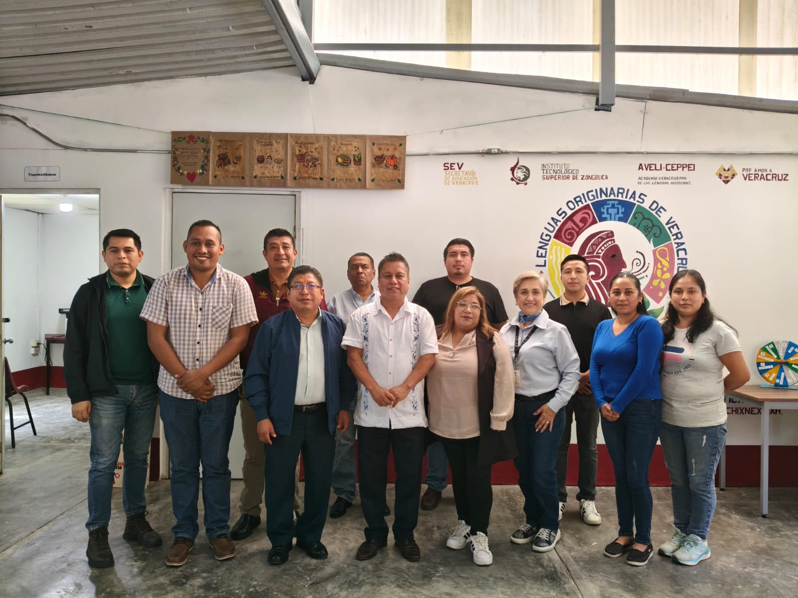 Participan docentes y líderes comunitarios en talleres de capacitación lingüística