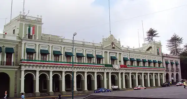 Gobernadora de Veracruz busca resaltar la belleza de Xalapa con sesión extraordinaria en el antiguo recinto legislativo.
