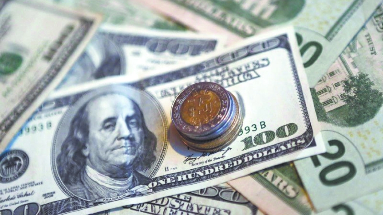 Peso mexicano se aprecia frente al dólar tras anuncio de política monetaria del Banxico