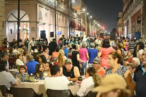 Aumenta consumo en restaurantes de Veracruz por turismo de verano; apagones amenazan cadena de frío