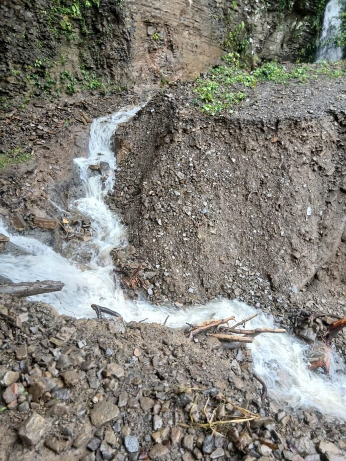 Colapsa puente provisional en Ilamatlán y quedan incomunicadas varias localidades